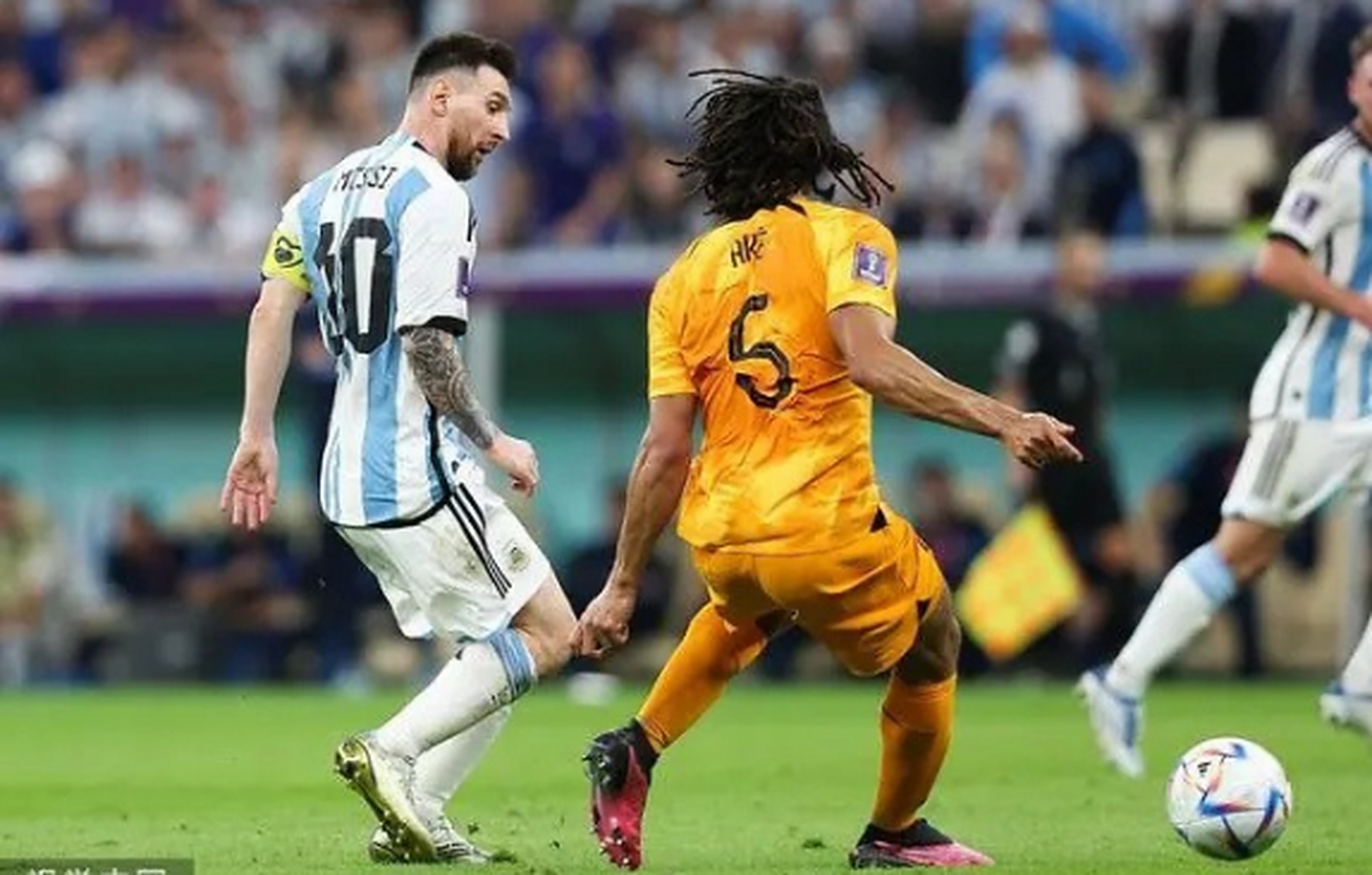 包含坚强作战！澳大利亚队输给荷兰队，无缘世界杯半决赛的词条