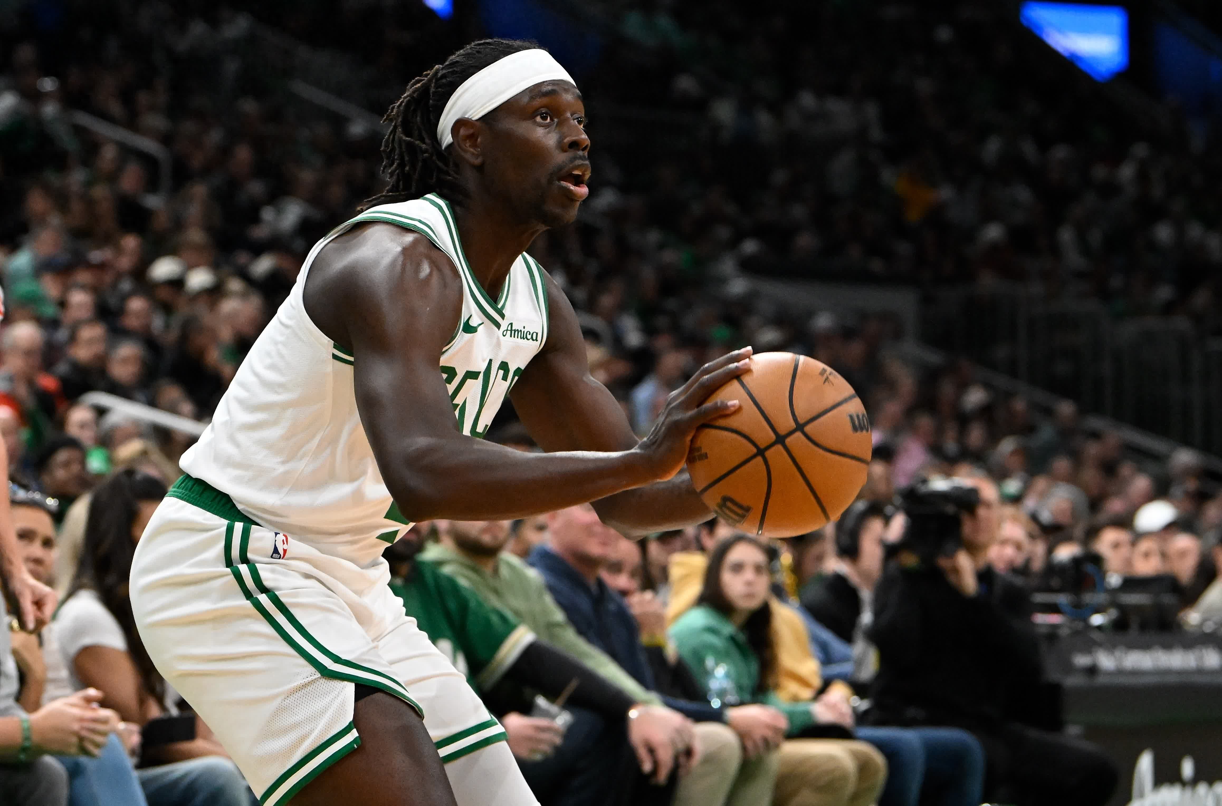 老鹰队客场击败凯尔特人队，奥拉迪波压哨绝杀的简单介绍