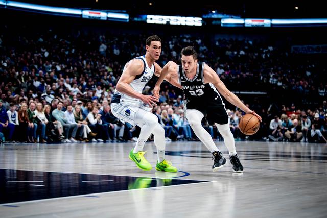 爵士队击败独行侠队,高尔德28+10帮助球队获胜 爵士队击败独行侠队,高尔德28+10帮助球队获胜